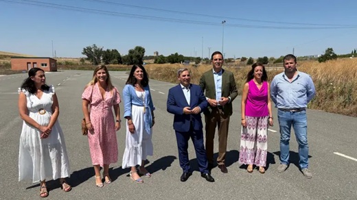 Sanz Merino durante su visita a Medina del Campo junto a Guzmán Gómez y Raquel Alonso, entre otros Sanz Merino durante su visita a Medina del Campo junto a Guzmán Gómez y Raquel Alonso, entre otros